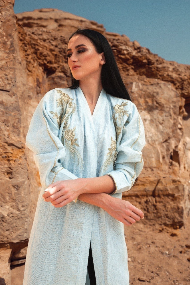 عباية بتطريز ذهبي بارز